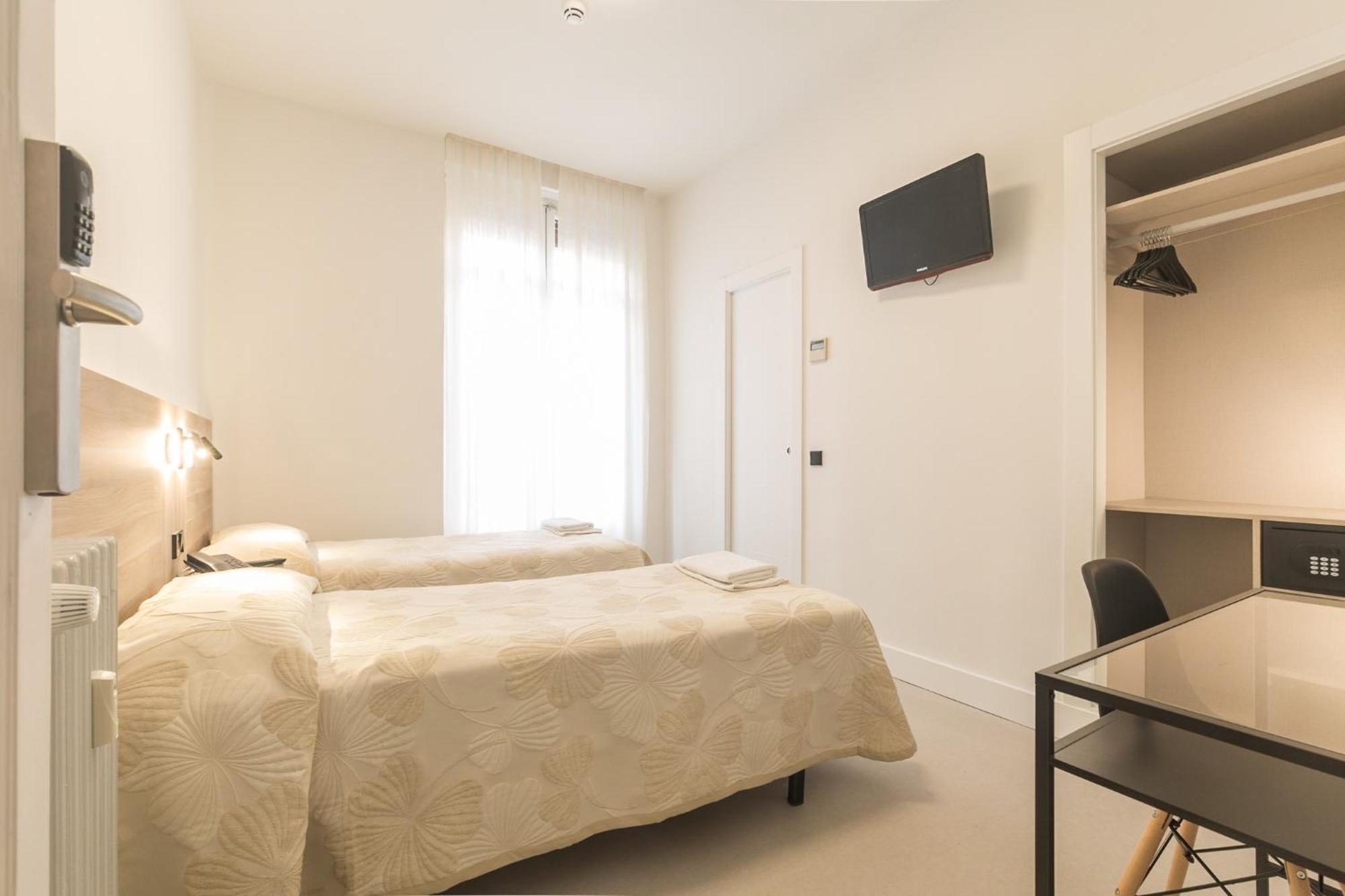 Hostal Excelsior Madrid Exterior photo